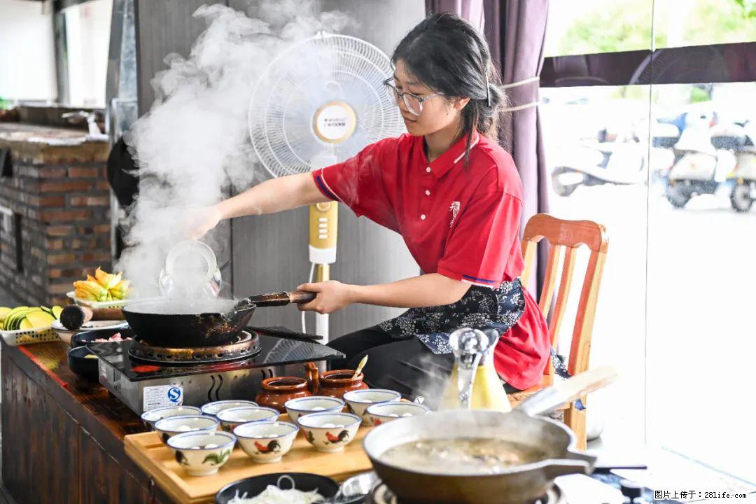 全网追的“扁担女孩”，找了一份暑假工，时薪12元 - 阳泉生活资讯 - 阳泉28生活网 yq.28life.net